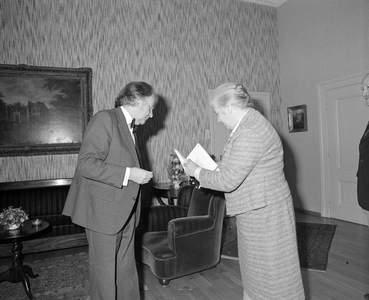 102906 Afbeelding van de aanbieding van het eerste exemplaar van het boek Utrecht verleden tijd door A.C. Roodnat ...